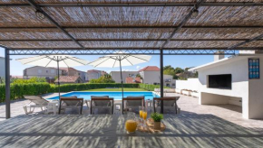 Modern apartment with private pool near Split